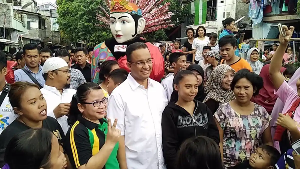 Penjual Kerudung Senang Dagangannya Dibeli Anies ''Ganteng, Udah Gitu Gak Ditawar Lagi''