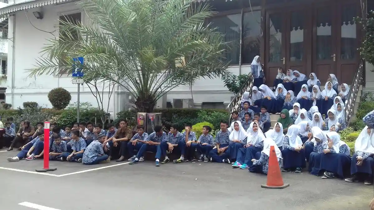 Tunggu Istana Dibuka, Puluhan Pelajar SMP Lesehan di Tangga Kantor Bima Arya