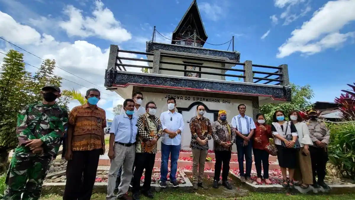 Wamendag Ziarah ke Makam Orang Tua Lamhot Sinaga