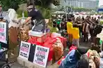 Aksi-unjuk-rasa-yang-dilakukan-oleh-mahasiswa-di-Bundaran-HI-hari-ini-Jumat-1262026.jpg