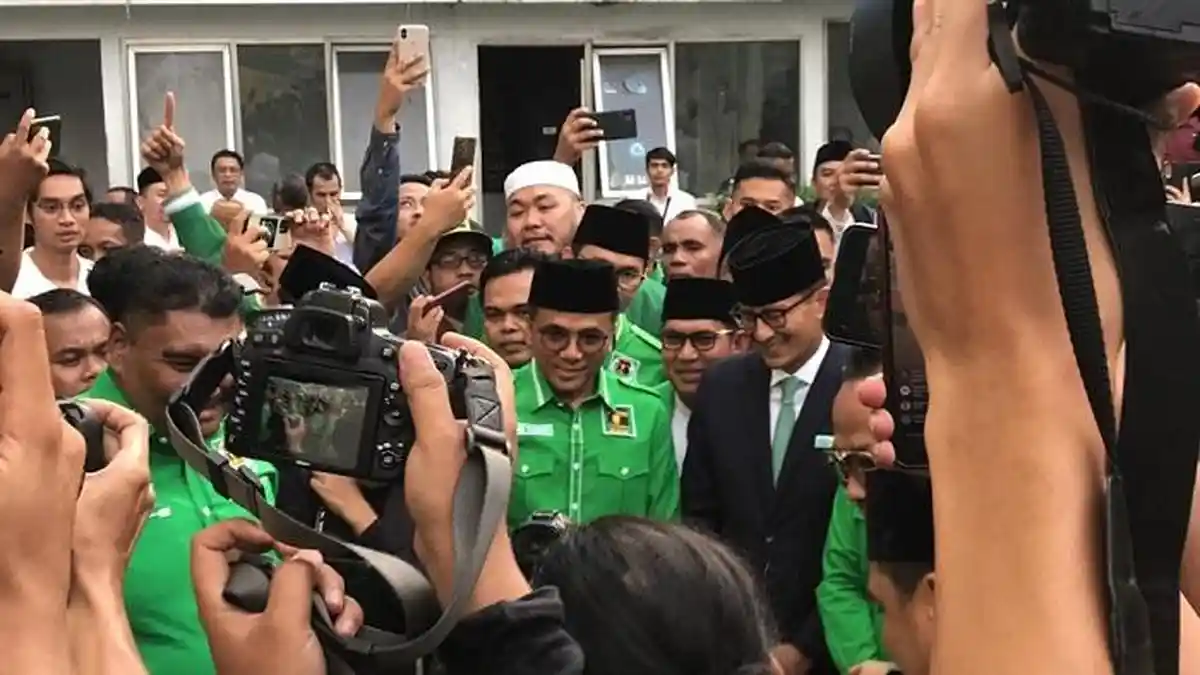 Senyum Sandiaga Uno Saat Tiba di Markas PPP