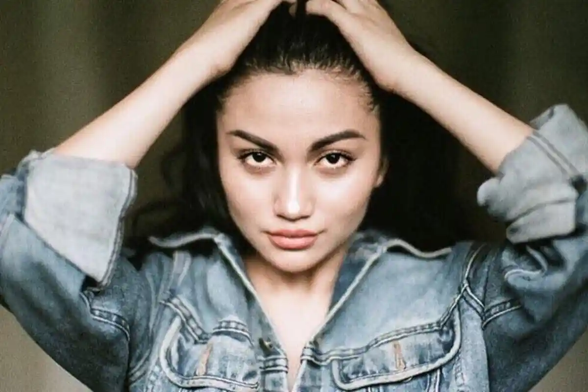 Lagi, Ariel Tatum Sebar Fotonya Merokok, Captionnya Ramai Komentar, 'yang Rela Lenyap Terbakar Api'