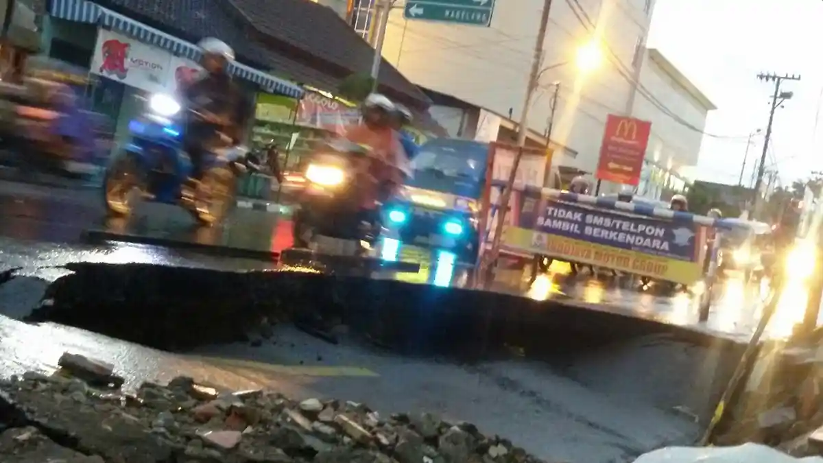 Jalan di Pusat Kota Jogja Ambles Selebar 6 Meter