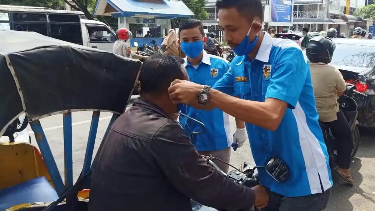 KNPI Lhokseumawe Bagi Masker dan Nasi Kotak