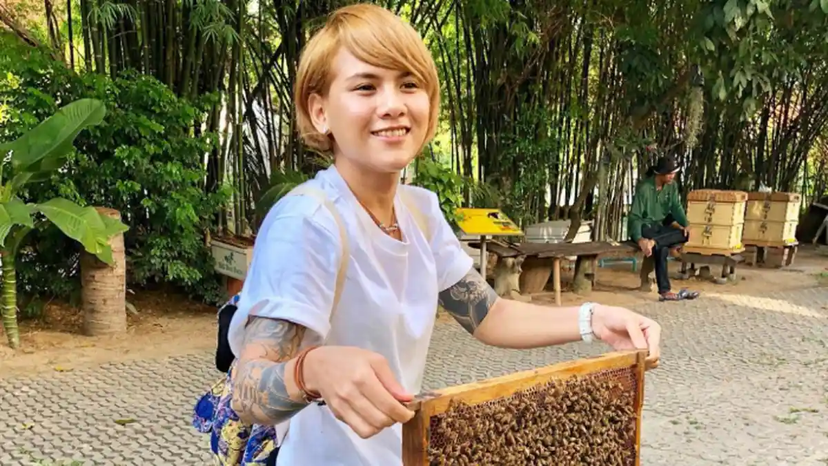 Cerai dari Aming, Evelin Begitu Nyaman dan Manja Bergelayutan di Pergelangan Tangan Aktor Ini