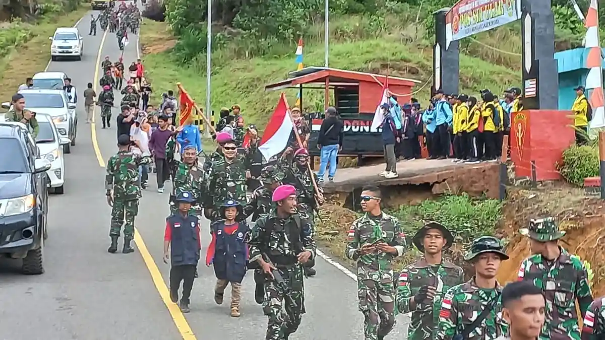 Prajurit Yonmarhanlan XIII dan Masyarakat Napak Tilas, Jalan Kaki 20 KM di Perbatasan RI-Malaysia 