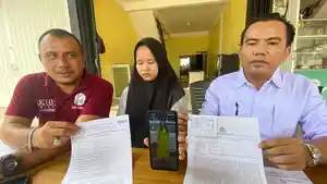 Kakak-korban-Leni-tengah-menyampaikan-kejanggalan-kematian-sang-adik.jpg