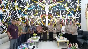 Kapolda-Kaltara-melaksanakan-kunjungan-ke-kediaman-Ketua-Lembaga-Adat-Dayak.jpg