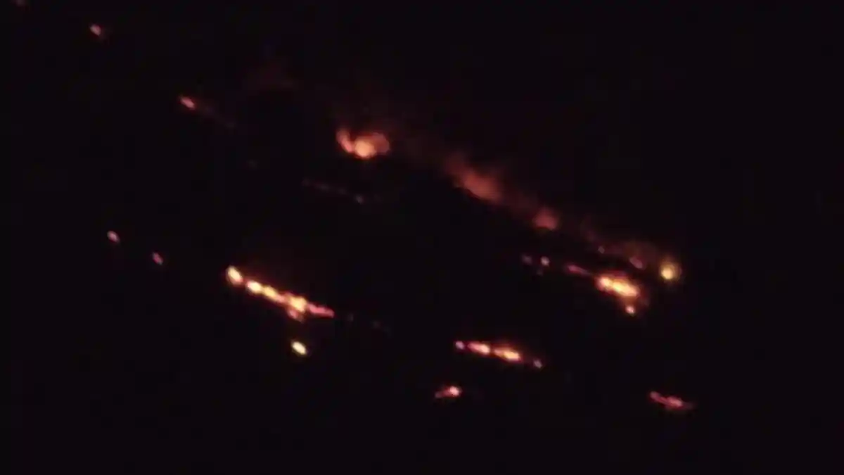 Petugas Terus Padamkan Api yang Membakar Lahan di Kabupaten Limapuluh Kota hingga Malam Hari