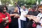 Armuji-makan-nasi-bungkus-bersama-massa-buruh-di-momen-May-Day-2026-Surabaya.jpg