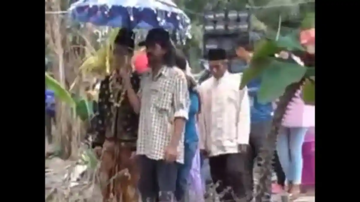 VIDEO: Jembatan Ambrol, Pengantin Pria dan Rombongan Nyamplung ke Sungai