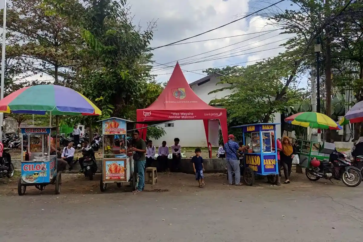 Momen Ojek Pangkalan dan Online di Bersatu, Dirikan Tenda Penjemputan di Stasiun Jember