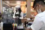 Content Creator Asal Surabaya Zoe Levana Belajar Meracik Minuman