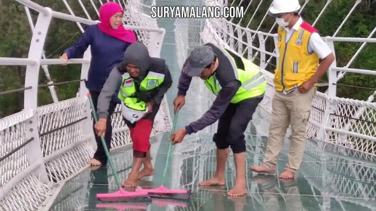 Gubernur Jatim Mencoba Melintasi Jembatan Kaca Seruni Point, Gunung Bromo