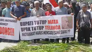 demo-warga-Pasie-Raya.jpg