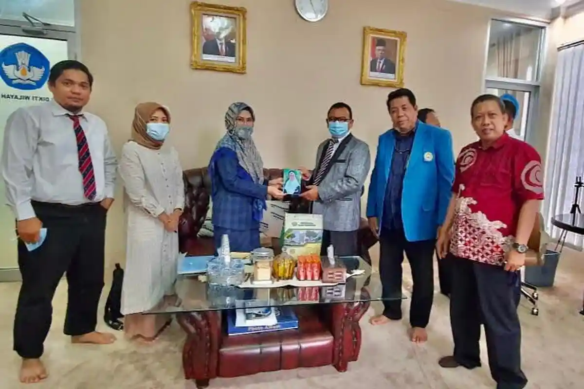 Rektor UIM Beri Hadiah Buku Sajadah Majdah ke Kepala LLDikti Wilayah 9