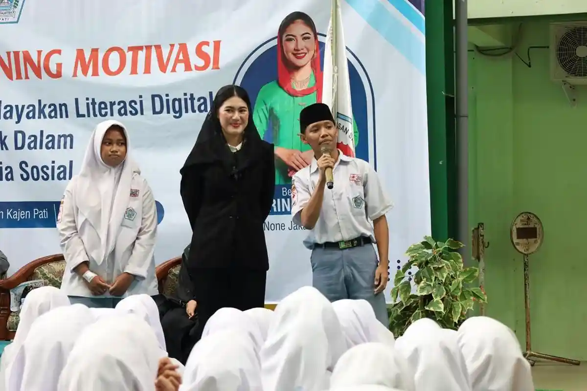 Tips Bijak Bermedsos! Aktris Karina Moudy Bagikan Prinsip 5S di MA Salafiyah Kajen Pati