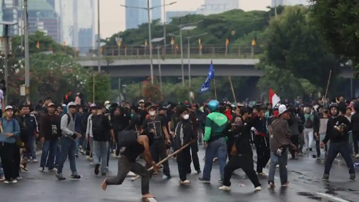 Tragedi di Tengah Demo DPR, Driver Ojol Tewas Dilindas Kendaraan Polisi