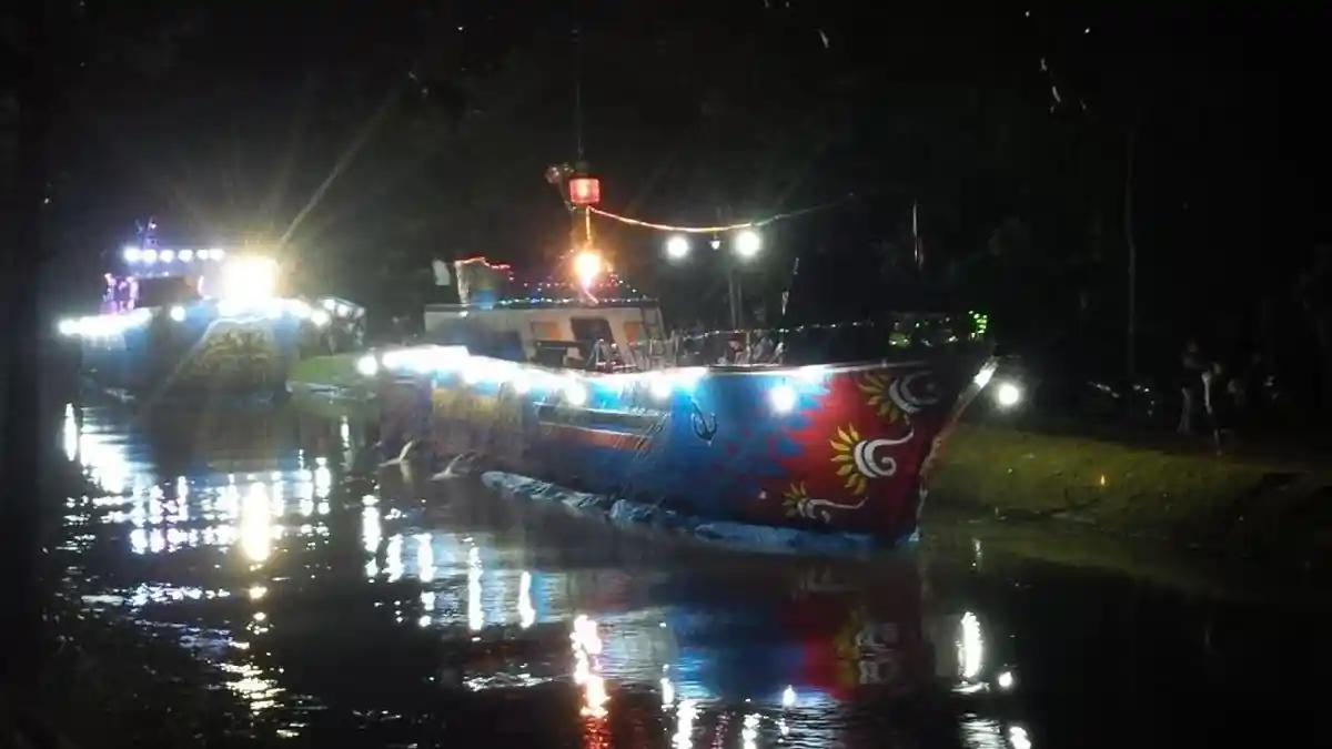 Kapal Dewaruci dan Kapal Induk Berlayar di Sungai Banyuwangi