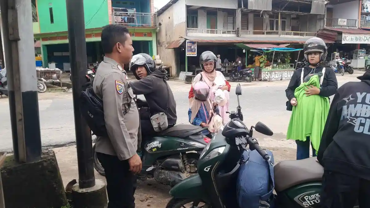 Personel Polsek Mempawah Hulu Pantau Pusat Keramaian dan Objek Vital, Sampaikan Pesan Kamtibmas - Tribunpontianak.co.id