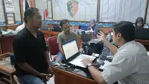 Petugas-saat-memeriksa-tersangka-MF-di-Mapolres-Majalengkas.jpg