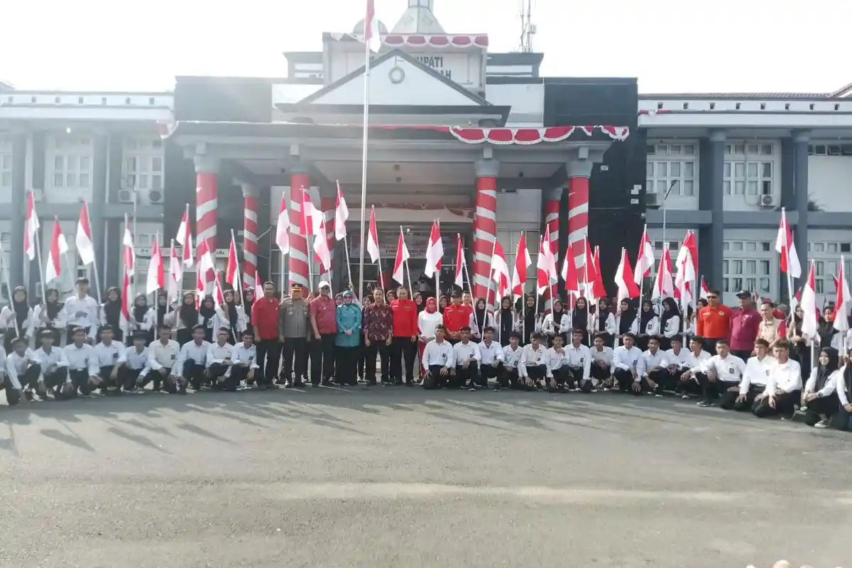 Jelang HUT ke-79 RI, Pj Bupati Bengkulu Tengah Bagikan 1.350 Bendera Merah Putih