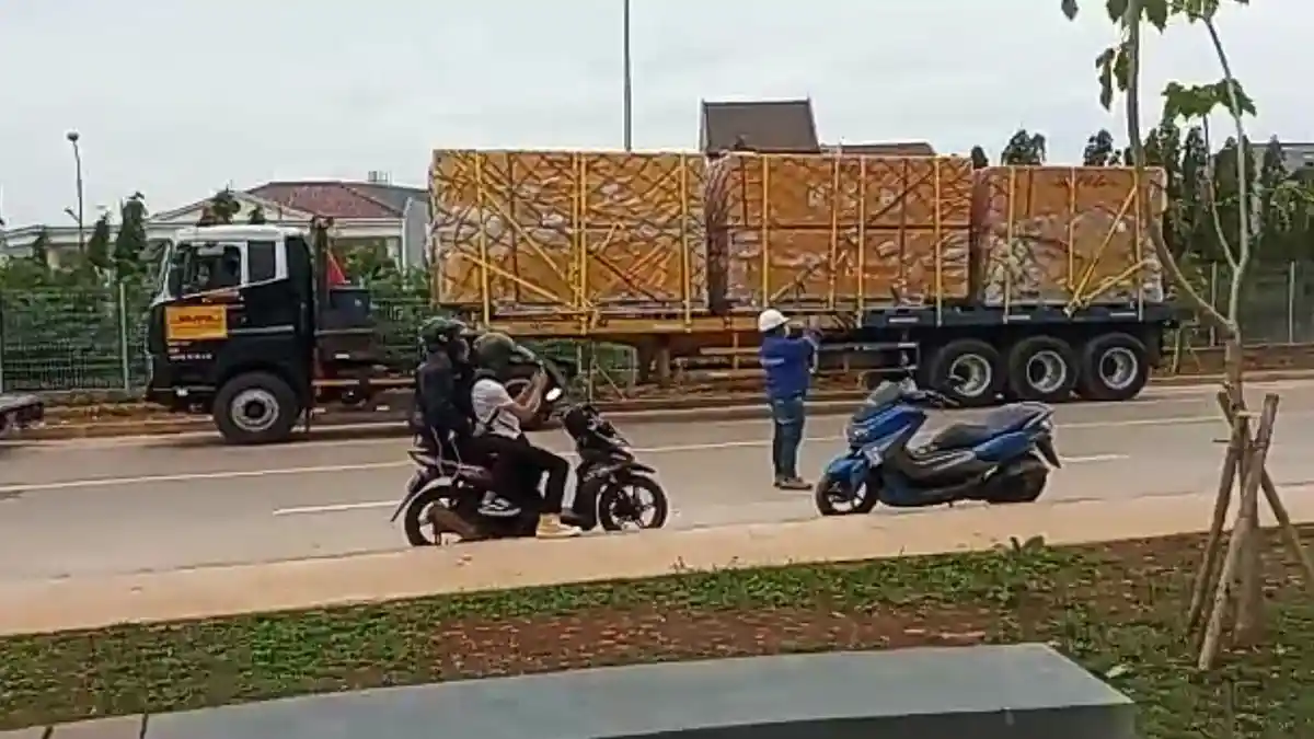 Begini Penampakan Truk Pengangkut Jet Darat Listrik Peserta Formula E Jakarta