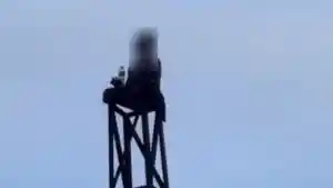Video-Viral-Pria-Panjat-Tower-Tua-Milik-Diskominfo-Muna-Setinggi-70-Meter-Duduk-Santai-di-Puncak.jpg