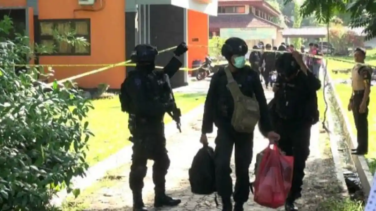 Densus 88 Tangkap Terduga Teroris di Jambi, Kenakan Pakaian Serba Hitam dan Gunakan Senjata