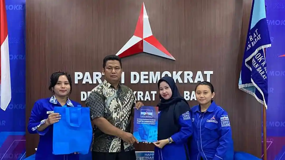 Muda Mahendrawan Ambil Formulir Pendaftaran Cagub Kalbar ke Demokrat