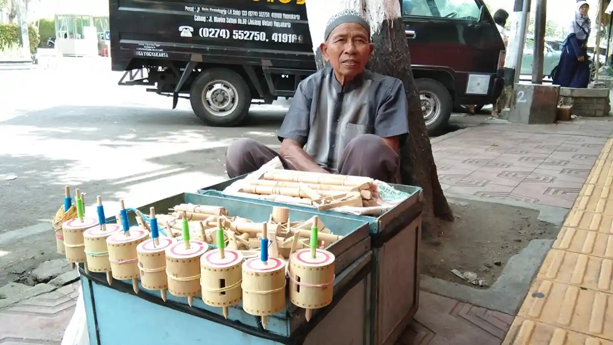 Kisah Penjual Mainan Tradisional asal Wonosari, Rela Tidur di Masjid demi Rupiah