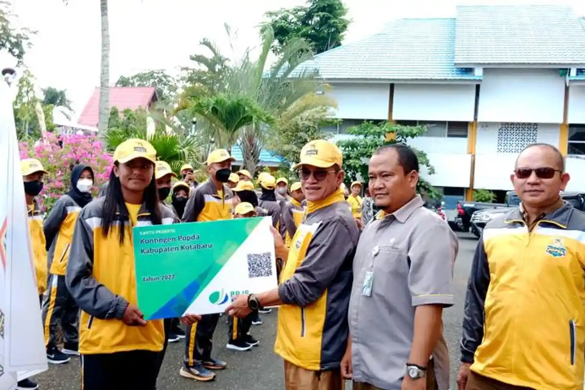 Reward Nantikan Atlet Popda Kotabaru Berprestasi, Sekda Lepas Keberangkatan ke Banjarmasin