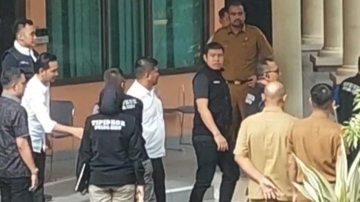 Breaking News: Polda Geledah Sekretariat DPRD Riau