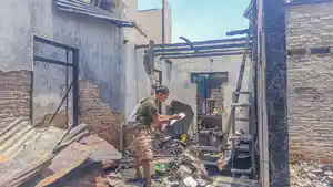 Irwan-Hunawa-mencari-barang-barang-yang-tersisa-akibat-kebakaran-rumahnya.jpg