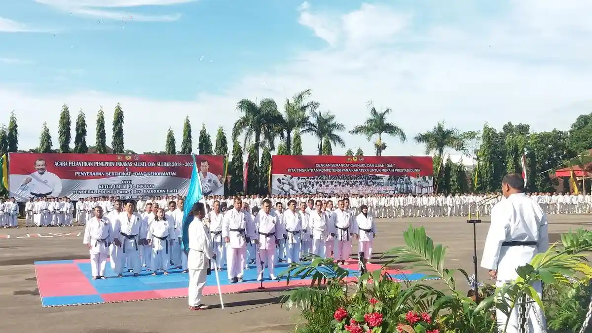 Mantan Kapolri Lantik 1.000 Karateka Sulsel dan Sulbar, Termasuk Kapolda Umar Septono - karateka2_20180223_095019.jpg