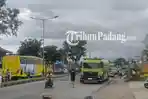 Truk-mengular-panjang-dari-Simpang-Empat-Lampu-Merah.jpg