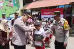 Polisi Bagi-bagi Alat Tulis untuk 100 Pelajar Kurang Mampu di Ende NTT