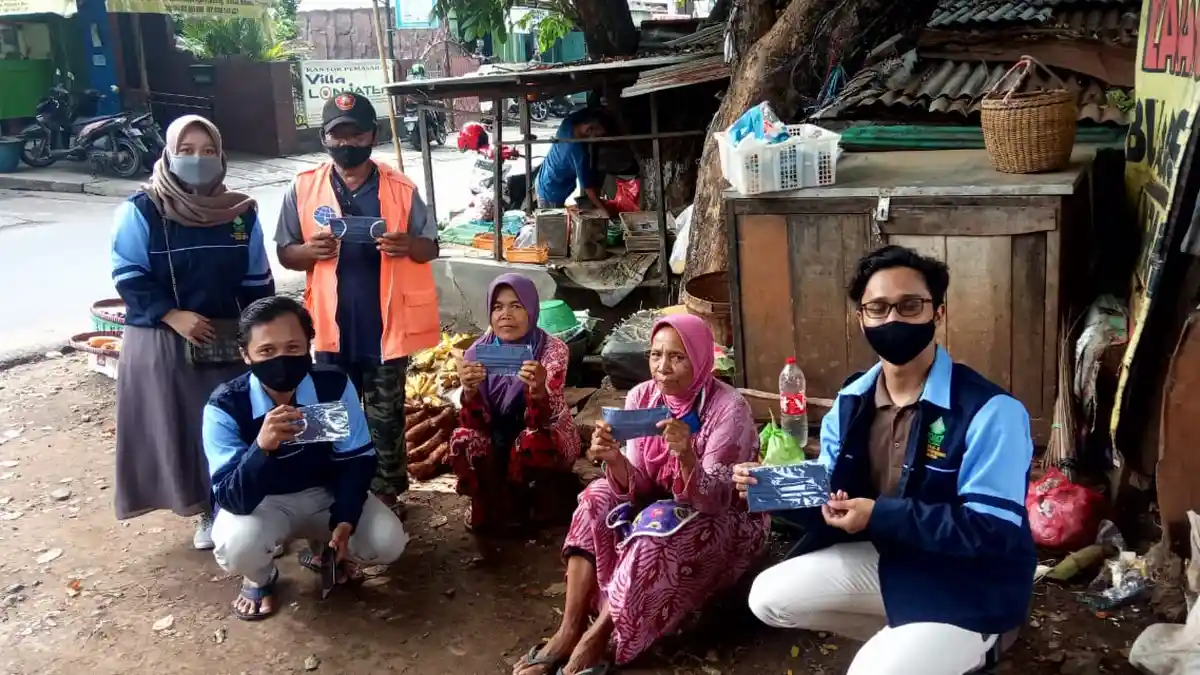 KKN UIN Walisongo Bagikan 100 Masker di Pasar Ngaliyan Semarang