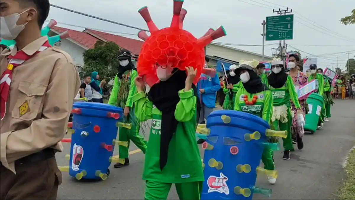 Ratusan Massa Meriahkan Karnaval Kesehatan di Lingga, Ada yang Pakai Kostum Unik