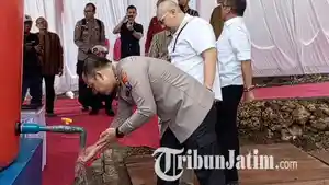 ilusrasi-air-bersih-Kapolres-Tulungagung-AKBP-Muhammad-Taat-Resdi-mencoba-air.jpg