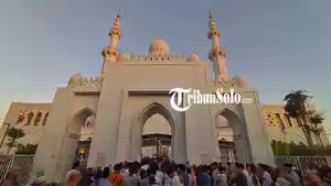Jemaah-tengah-memasuki-Masjid-Raya-Sheikh-Zayed-untuk-menunaikan-Salat-Idul-Adha-1444-H.jpg
