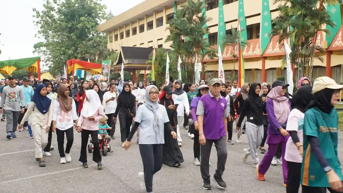 Semarak Milad ke-44, Unilak Satukan Ribuan Warga dalam Jalan Santai dan Luncurkan Prodi Baru - Tribunpekanbaru.com