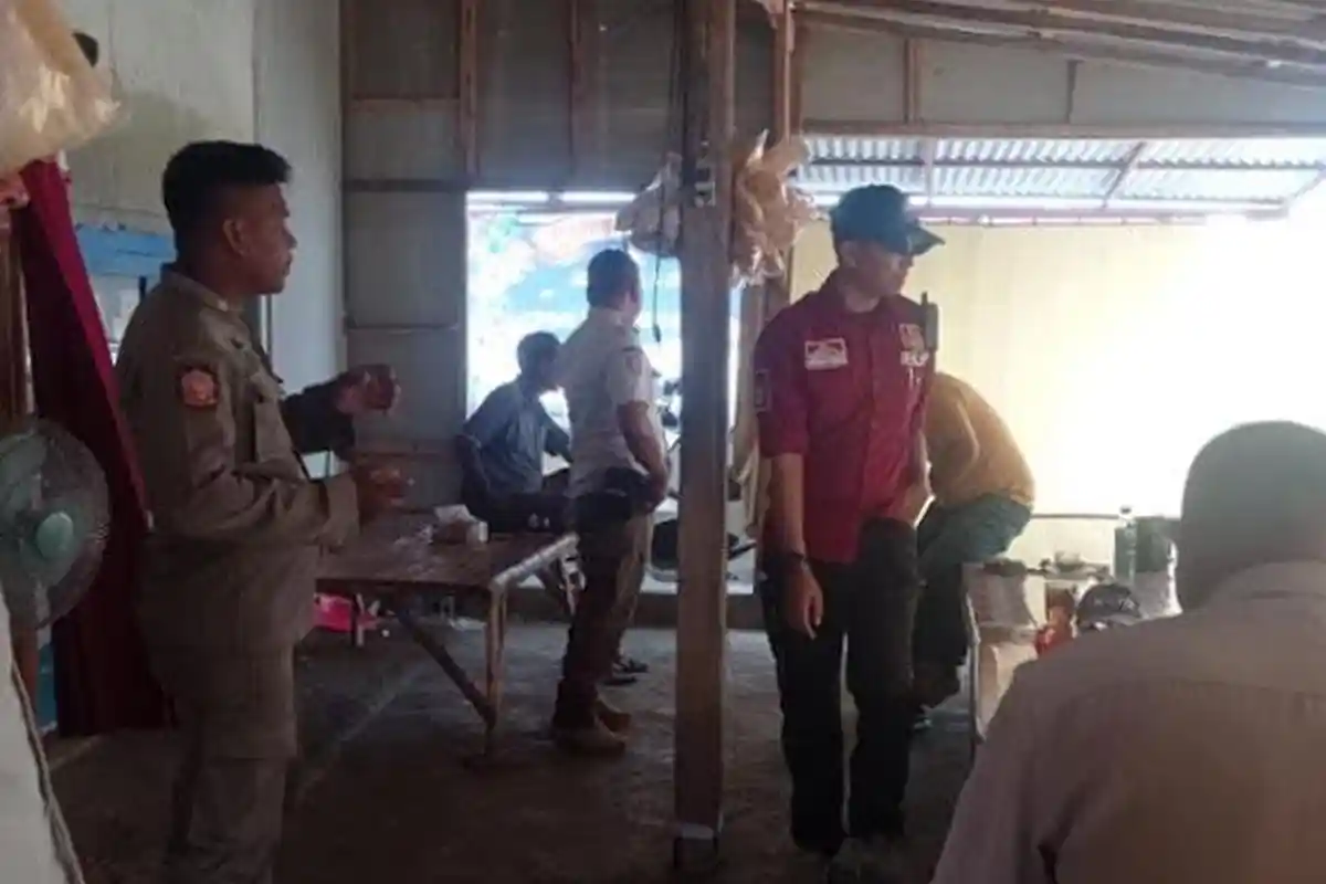 Jualan Siang Hari saat Bulan Puasa, 15 Warung Makan di Sampang Ditutup Paksa Satpol PP