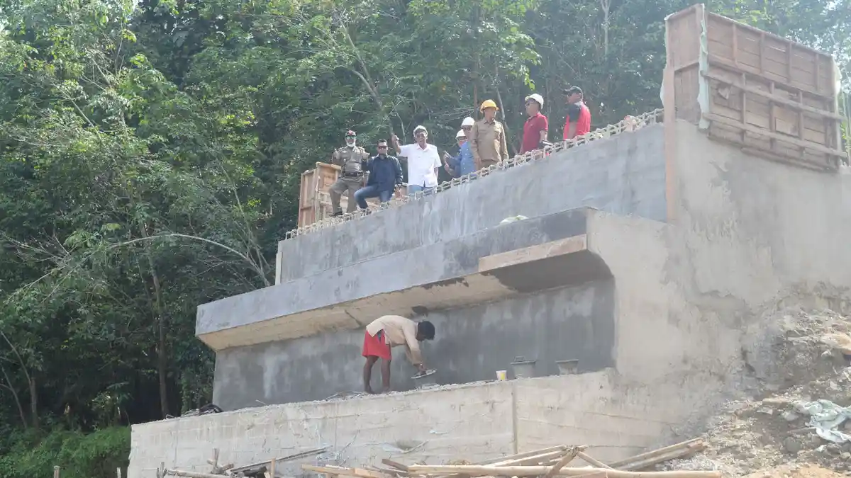 Bupati Jarot Tinjau Pembangunan Jembatan Nyange