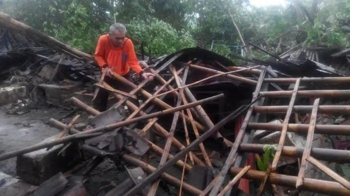 Angin Puting Beliung Porak-porandakan Dusun Sragon Klaten