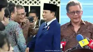 Momen-Rocky-Gerung-Salami-Presiden-Prabowo-di-Istana-Ungkap-Isi-Obrolan-Sambil-Tertawa.jpg