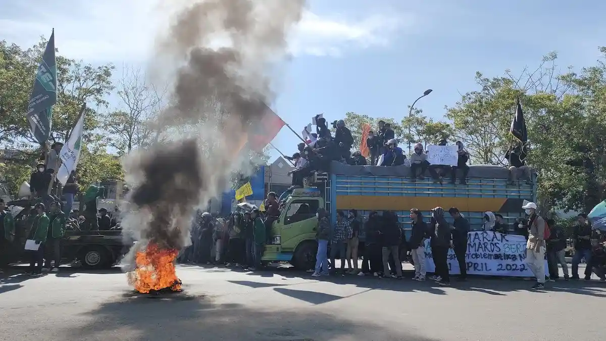 Demo Tolak Presiden 3 Periode, Mahasiswa dan Pengendara Adu Mulut di Depan Kantor Bupati Maros