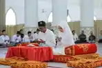 Pasangan-pengantin-sedang-melangsungkan-pernikahan-di-Masjid-Agung-Abdya.jpg