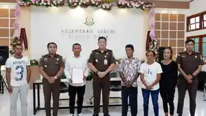 bersama-tersangka-dan-pelaku-penganiayaan.jpg