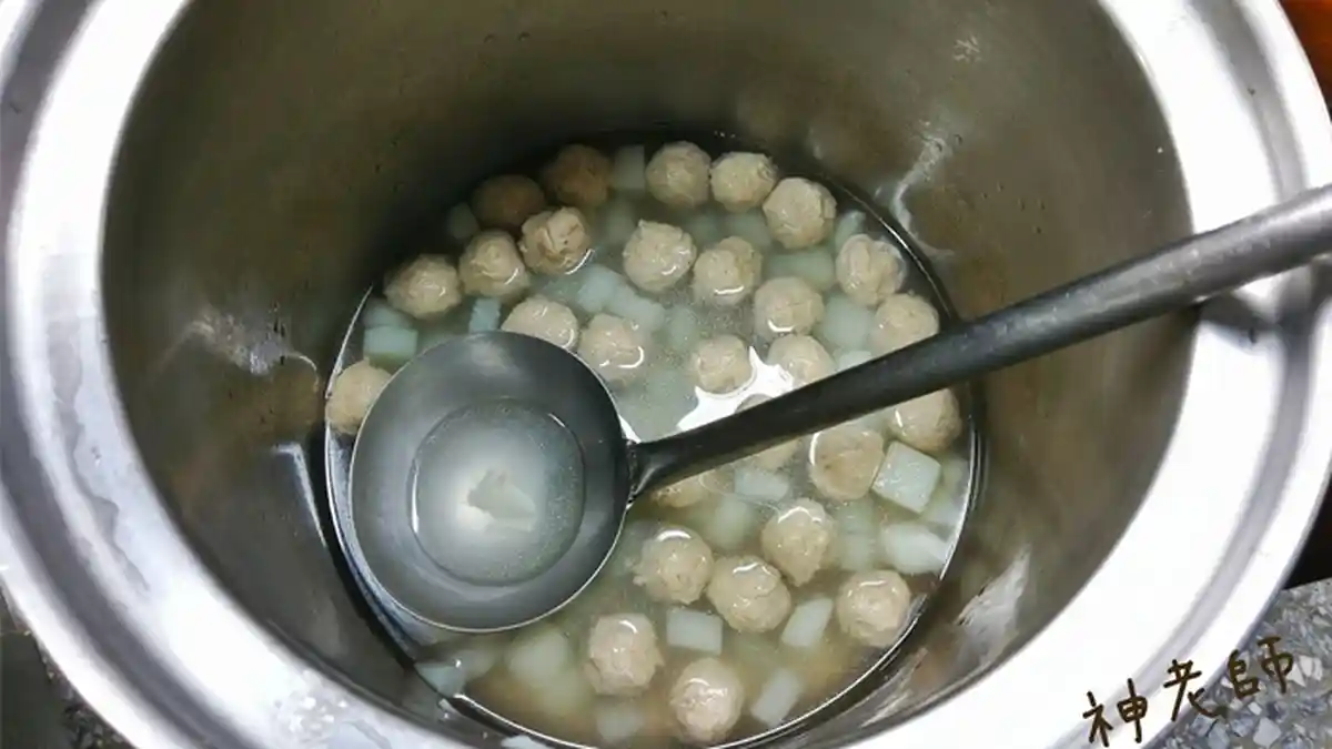 Para Murid Ini Sengaja Sisakan Bakso di Panci Saat Makan Siang, Alasannya Bikin Kamu Nangis!